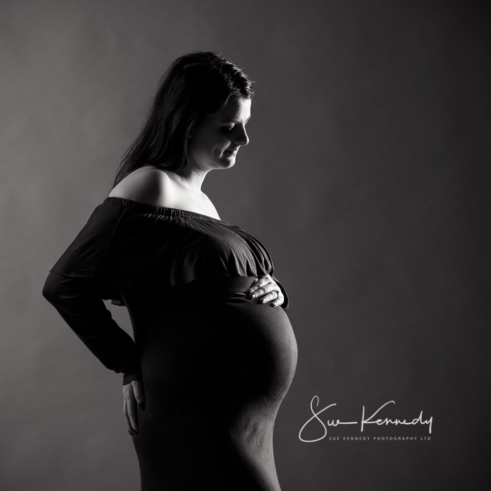 maternity portrait in black and white by sue kennedy photography
