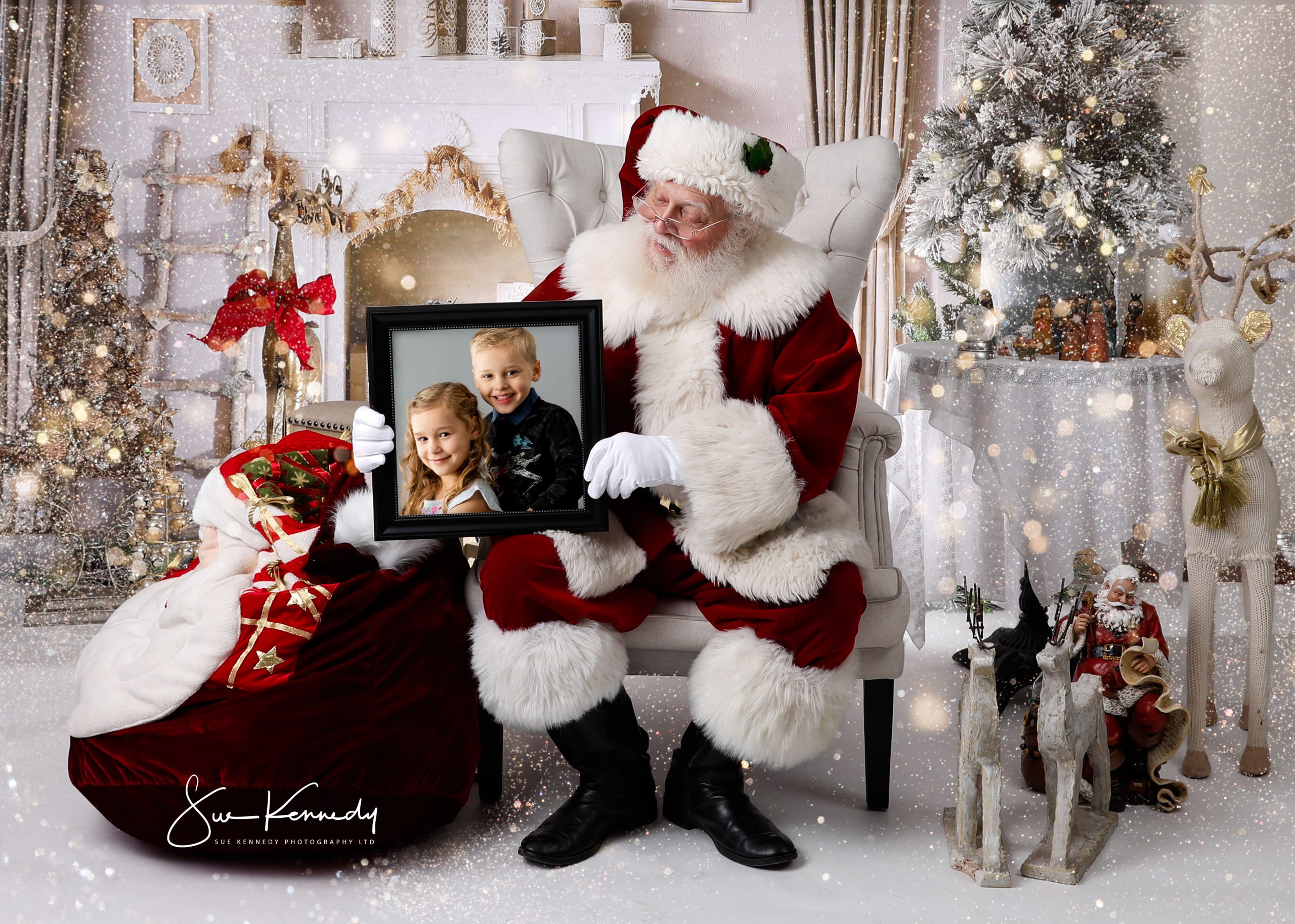 Santa photo holding a square frame